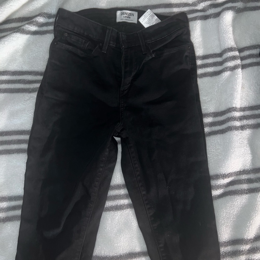 Levi- Denizen black skinny jeans